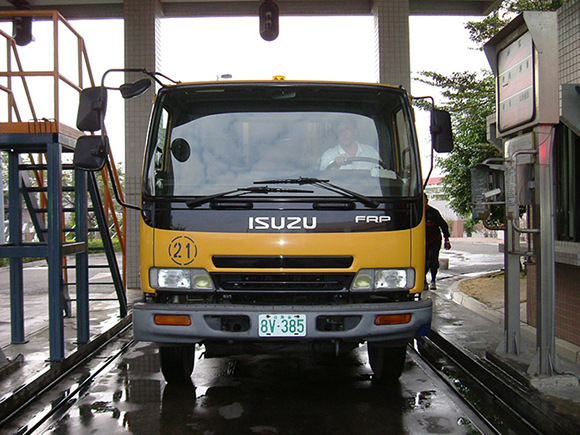 垃圾車進入廠區過磅秤重